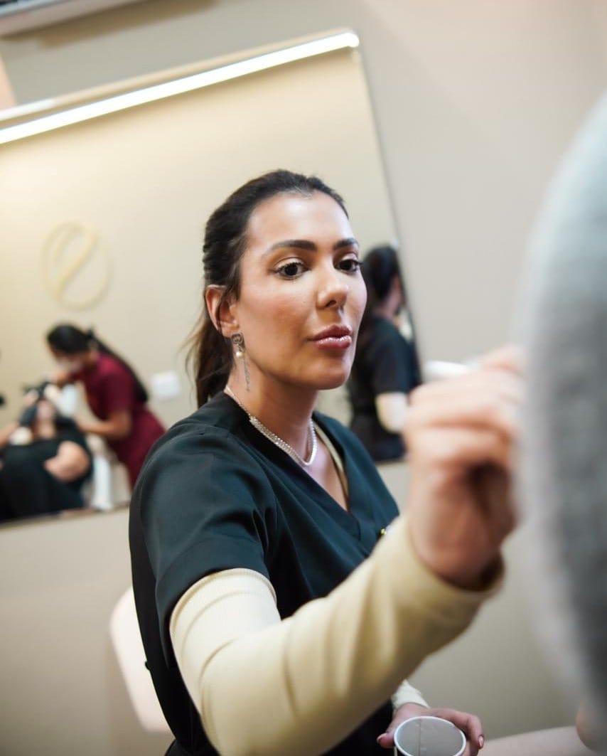 Dra. Nathália Dabés durante uma aplicação na clínica