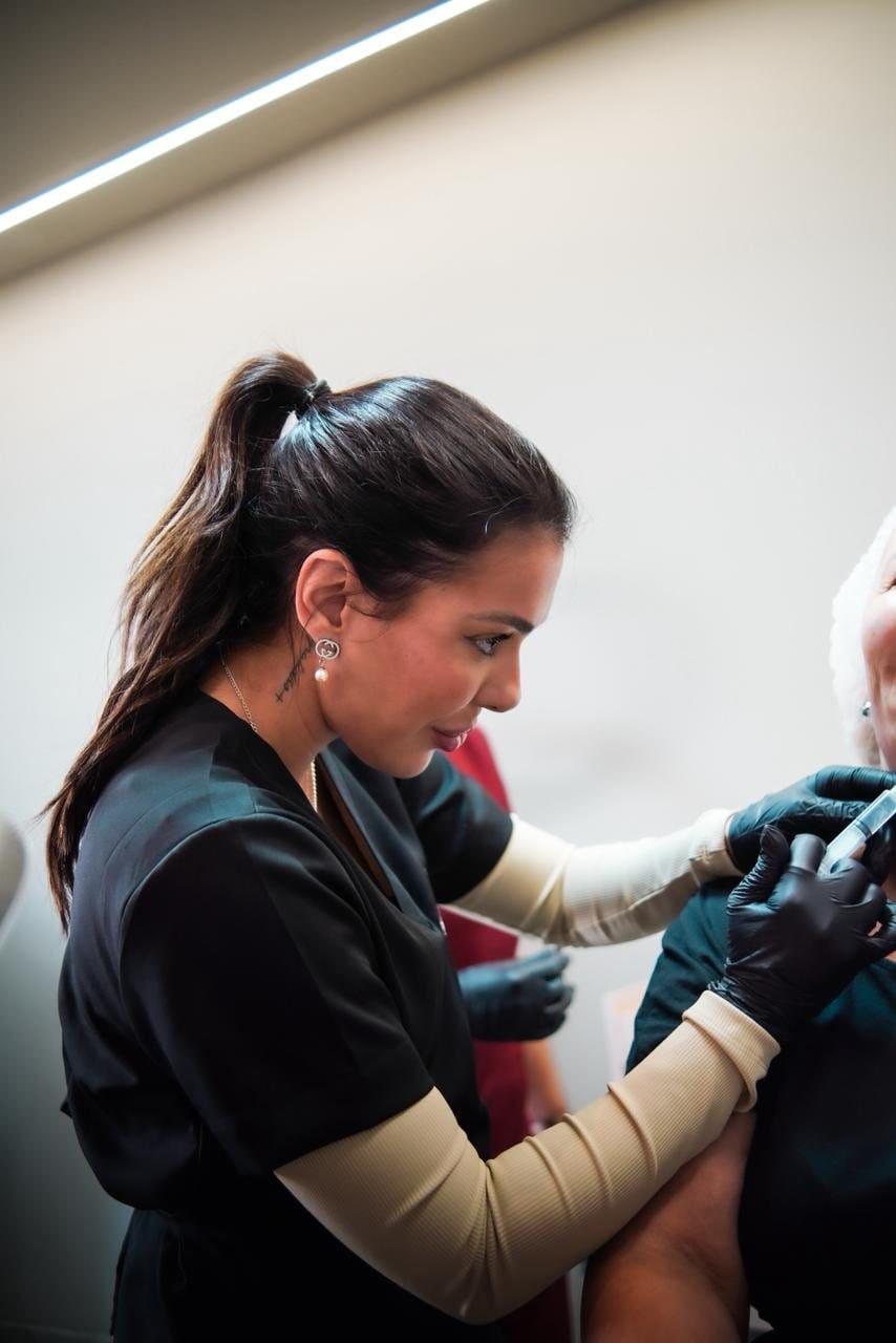 Dra. Nathália Dabés aplicando em paciente na clínica do Instituto Skyn